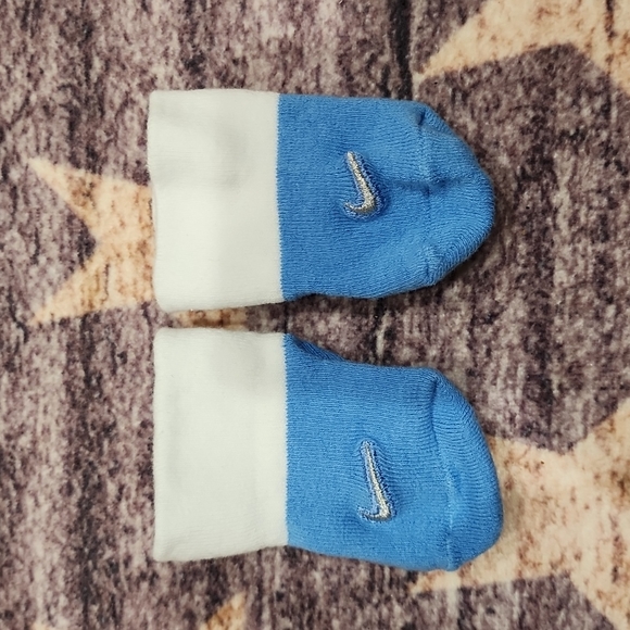 Nike hat and socks 0-6 months - Picture 6 of 7